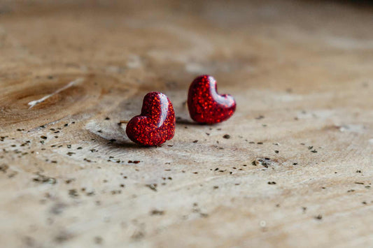 Pendientes con forma de corazón rojo