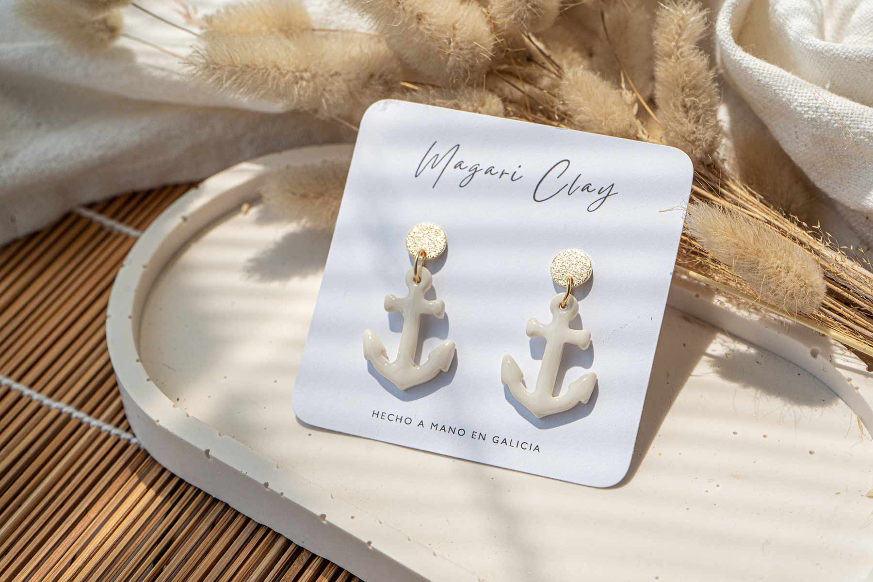 Pendientes ancla marinera en blanco roto