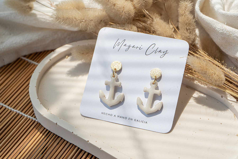 Pendientes ancla marinera en blanco roto