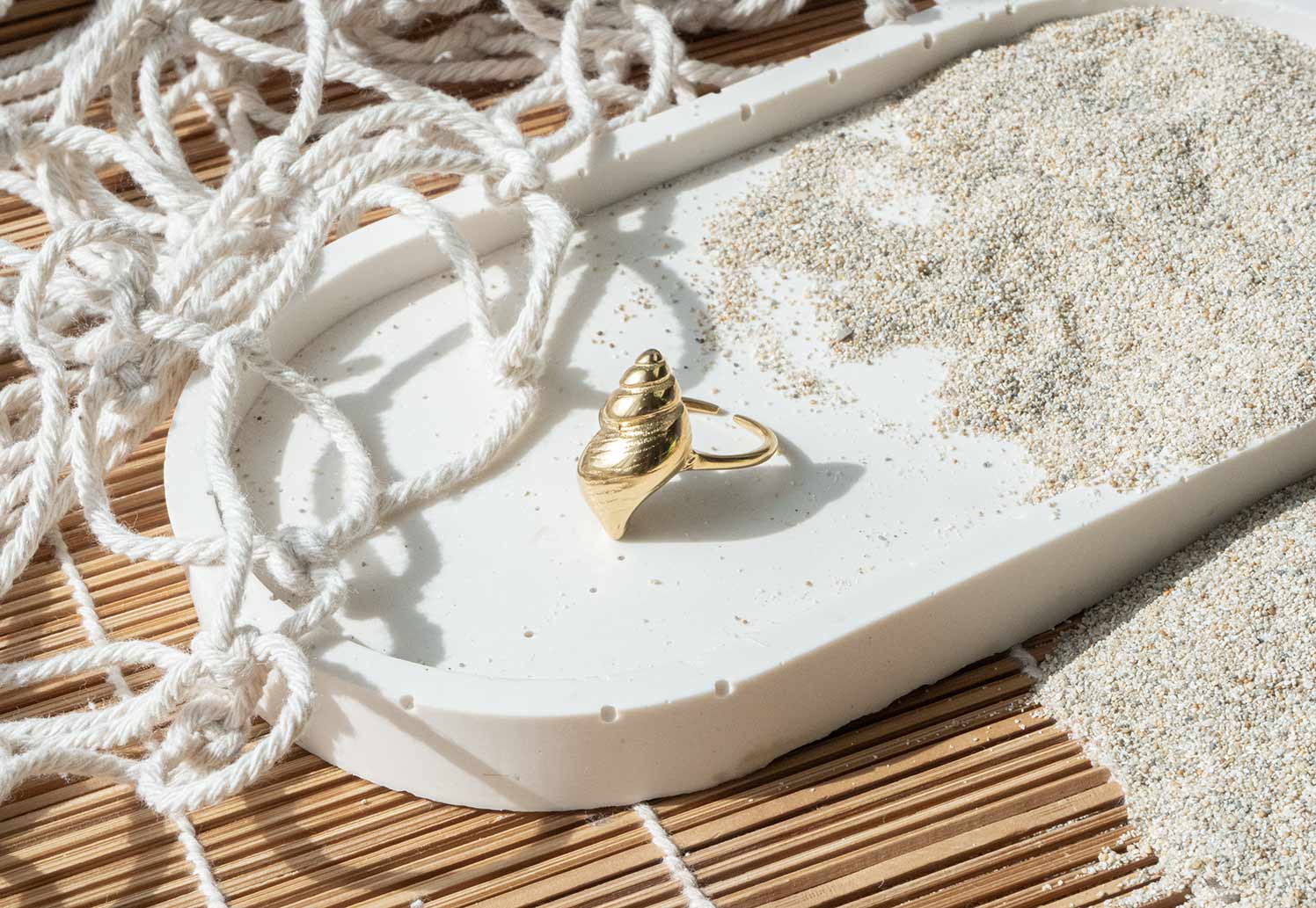 Anillo acero caracola de mar dorada