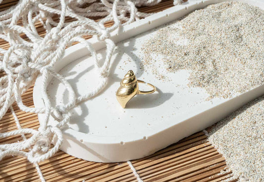 Anillo acero caracola de mar dorada