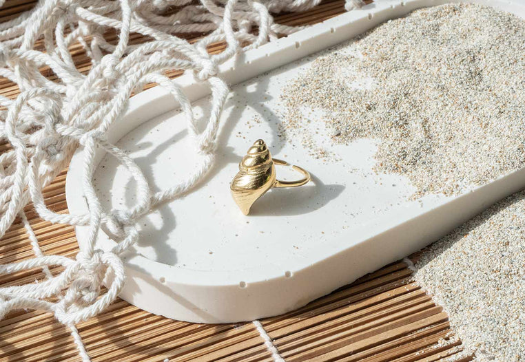 Anillo acero caracola de mar dorada