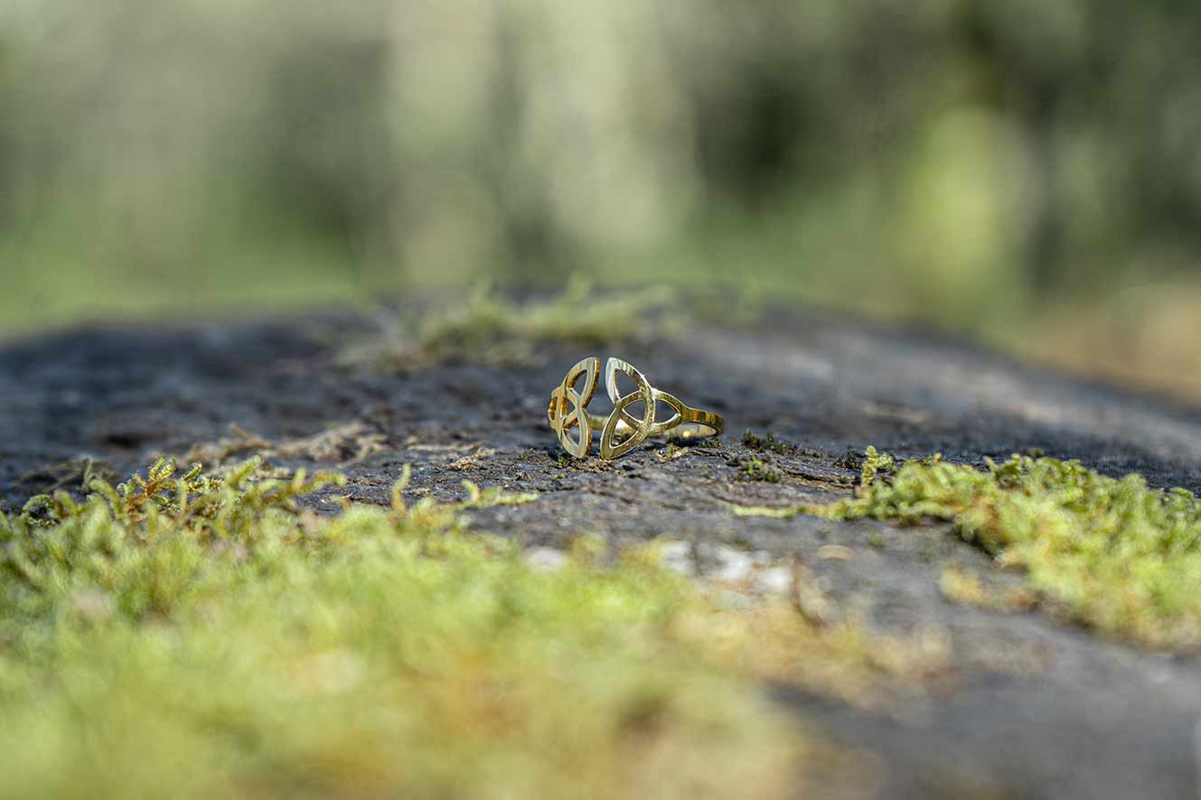 Anillo celta triqueta dorado
