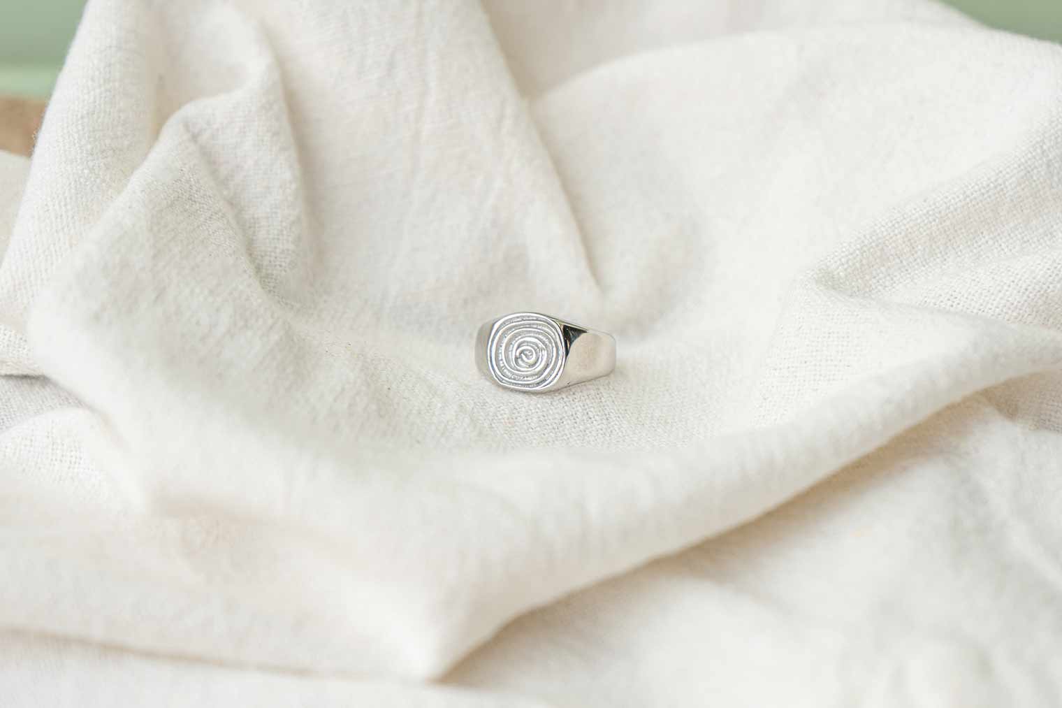 Anillo espiral celta plateado