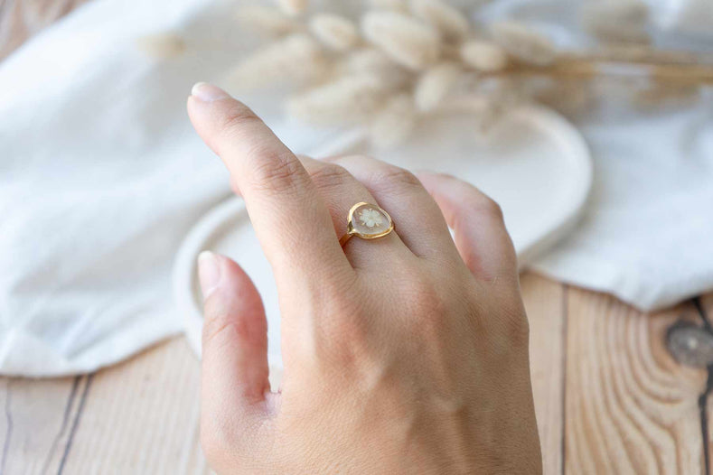 Anillo flores encapsuladas