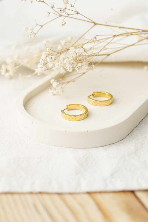 Aros planos con textura en acero bañado en oro