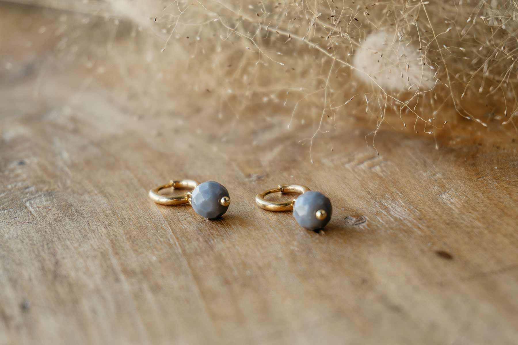 Aros dorados con cristal gris