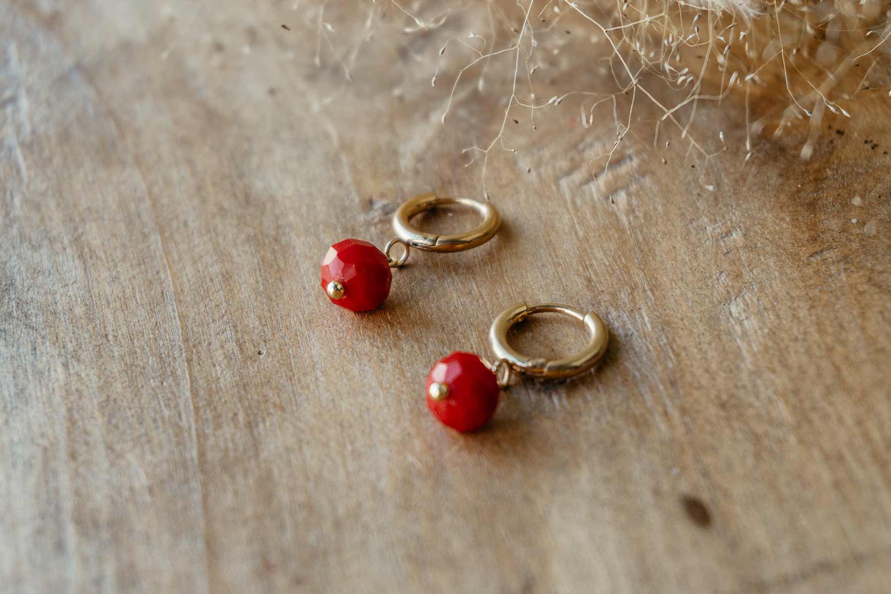 Aros de acero con cristal rojo