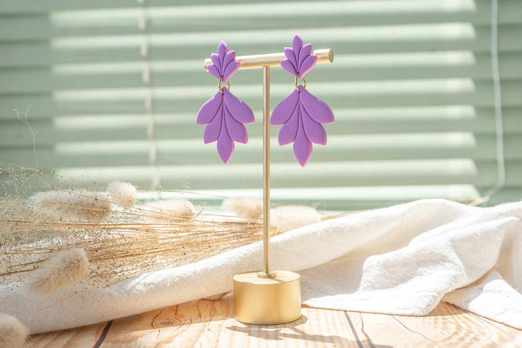 Pendientes grandes color violeta claro