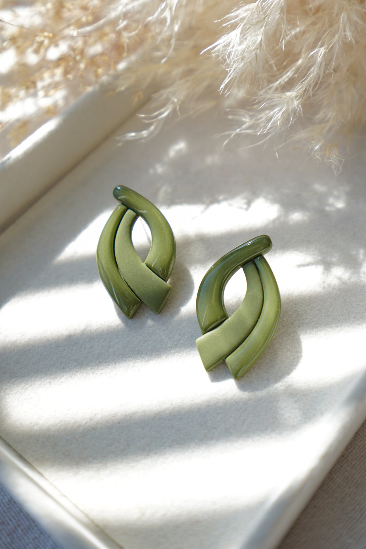 Pendientes de arcilla polimérica, hechos mano en Galicia, en color verde oliva