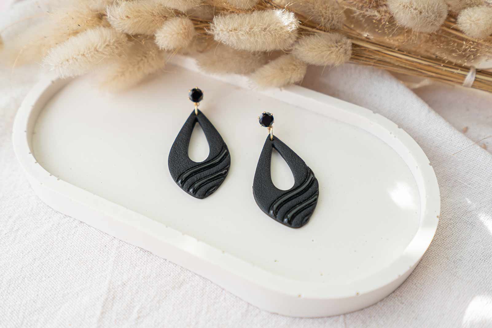 Pendientes negros elegantes