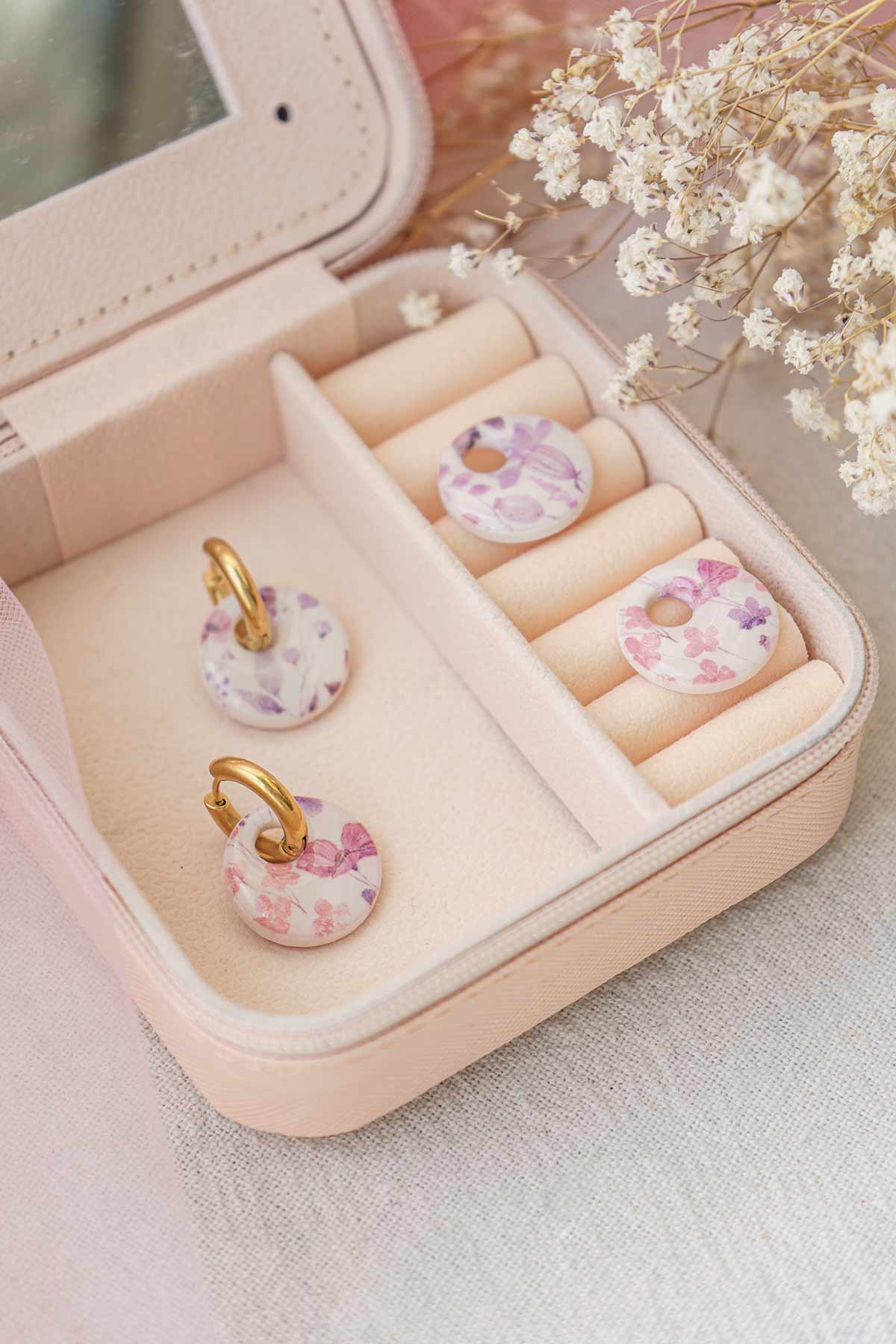 Pendientes pequeños de flores pastel