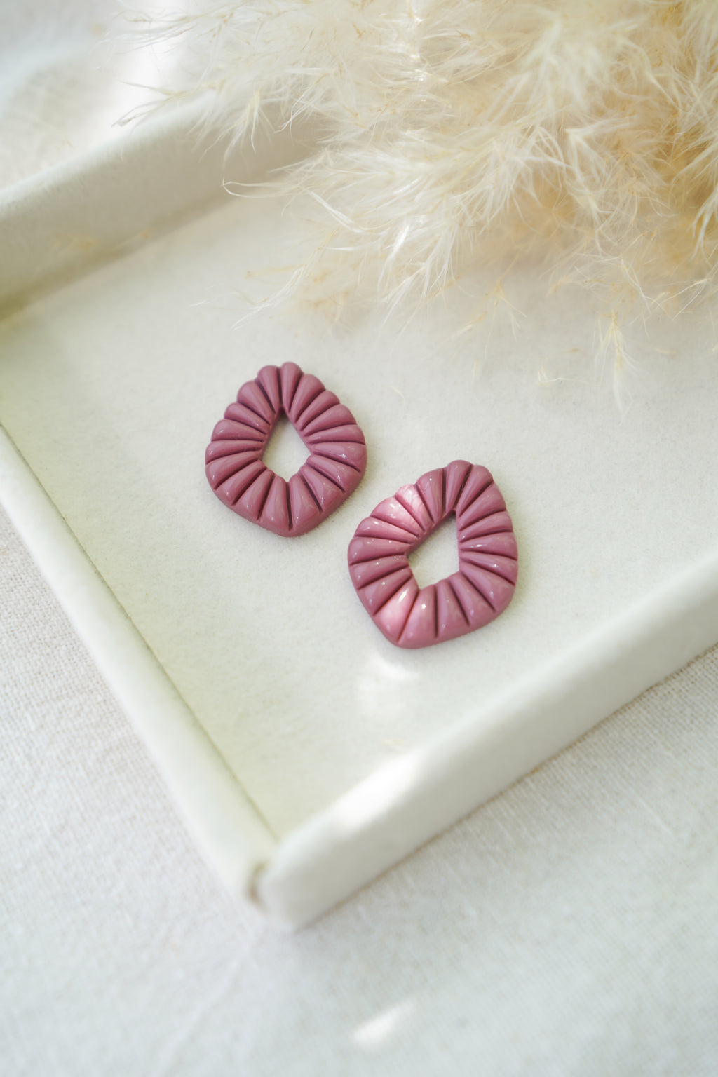 Charm rosa empolvado hecho a mano en arcilla polimérica brillante