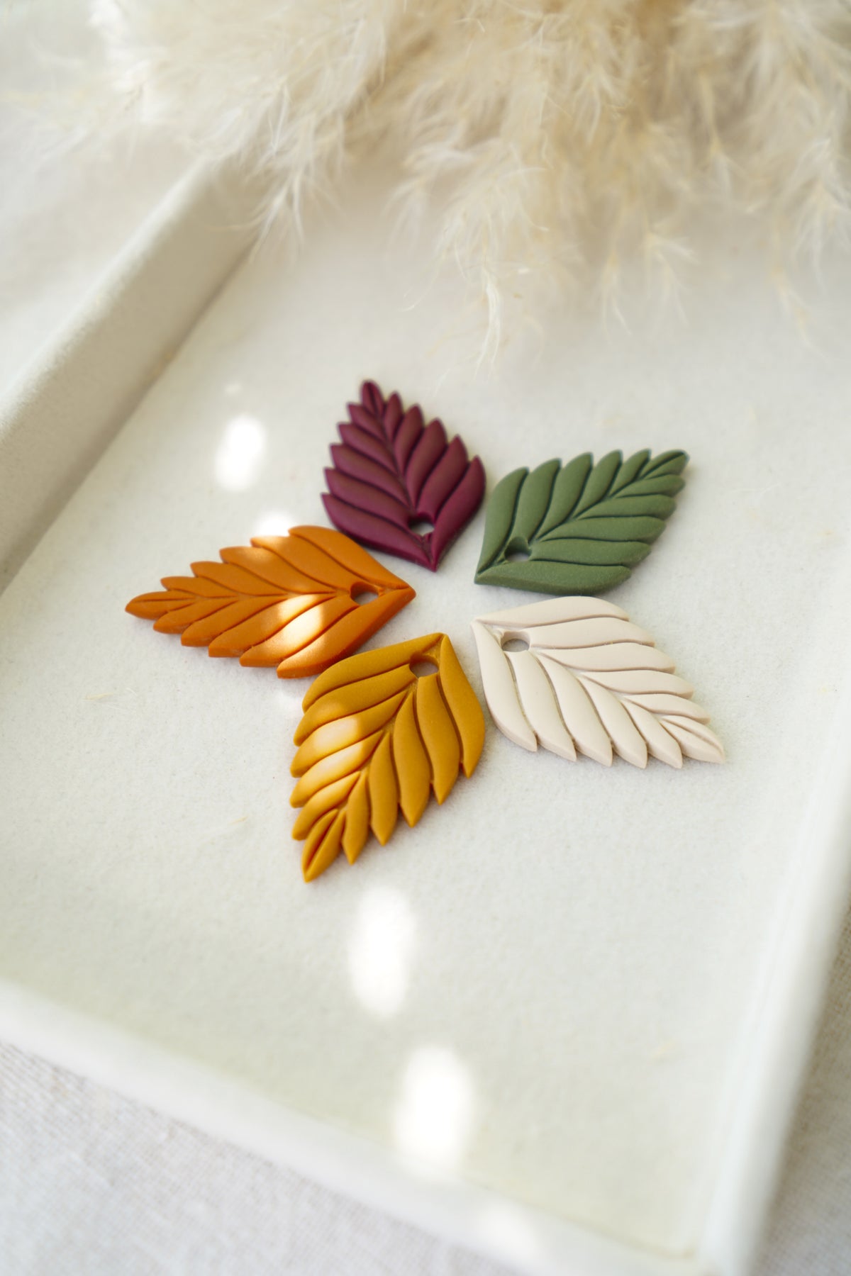 Charms con forma de hoja en colores otoñales