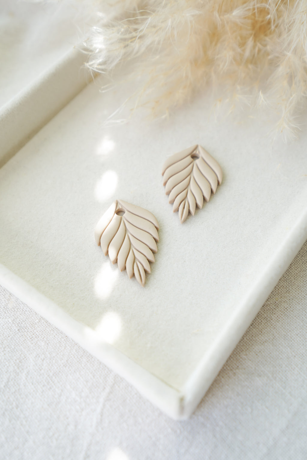 Charm con forma de hoja en colores otoñales