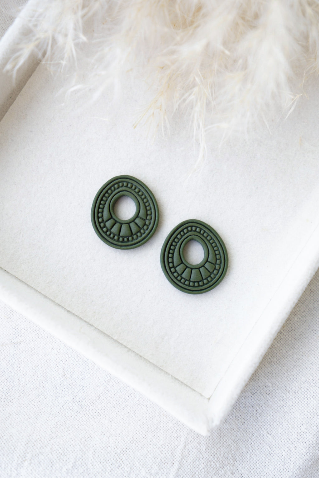 Charm étnico en color verde militar, hecho a mano con arcilla polimérica, muy ligero y de inspiración otoñal