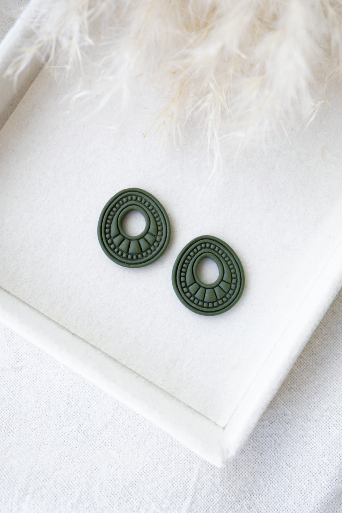 Charm étnico en color verde militar, hecho a mano con arcilla polimérica, muy ligero y de inspiración otoñal
