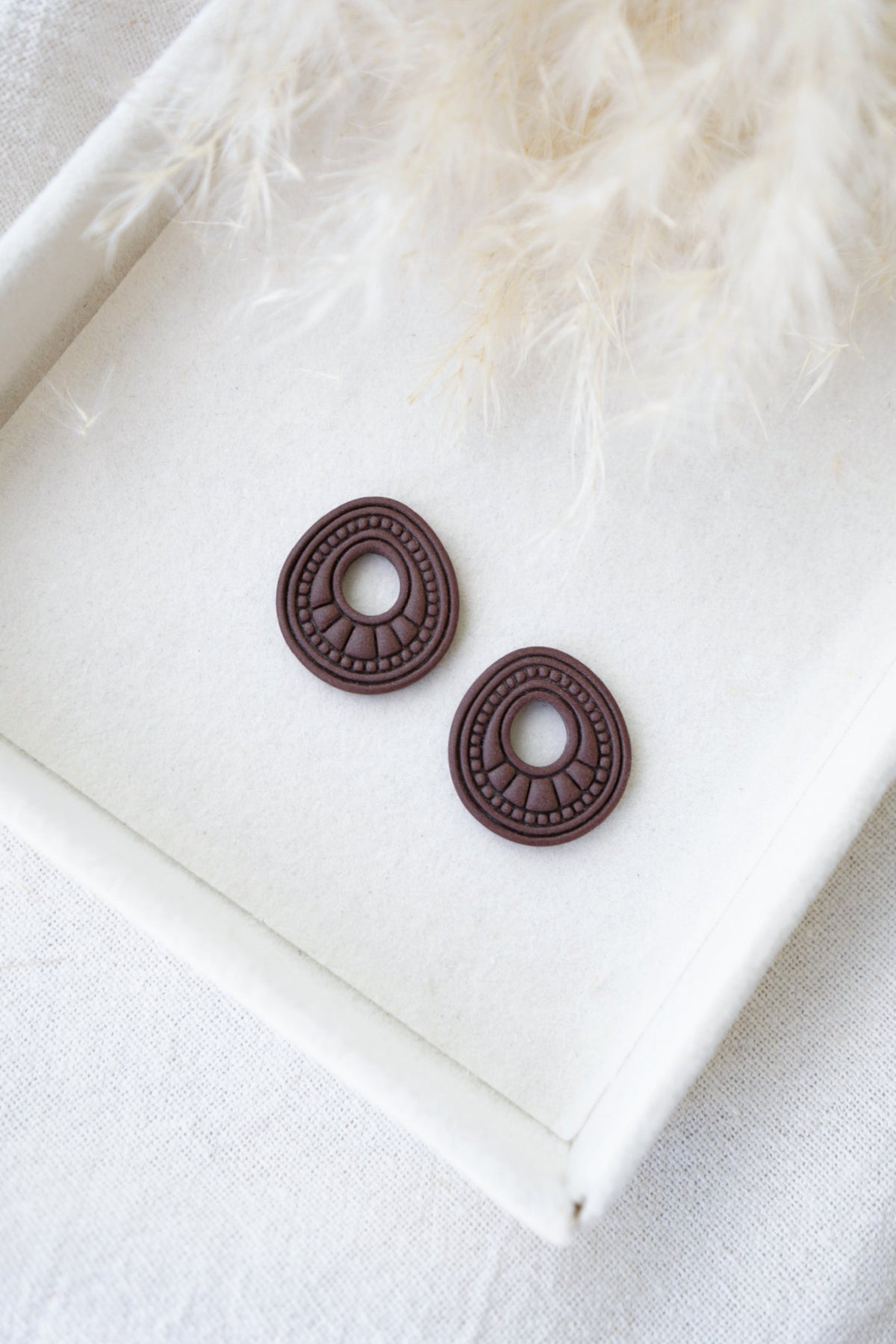 Charm étnico en color marrón chocolate, hecho a mano con arcilla polimérica, muy ligero y de inspiración otoñal