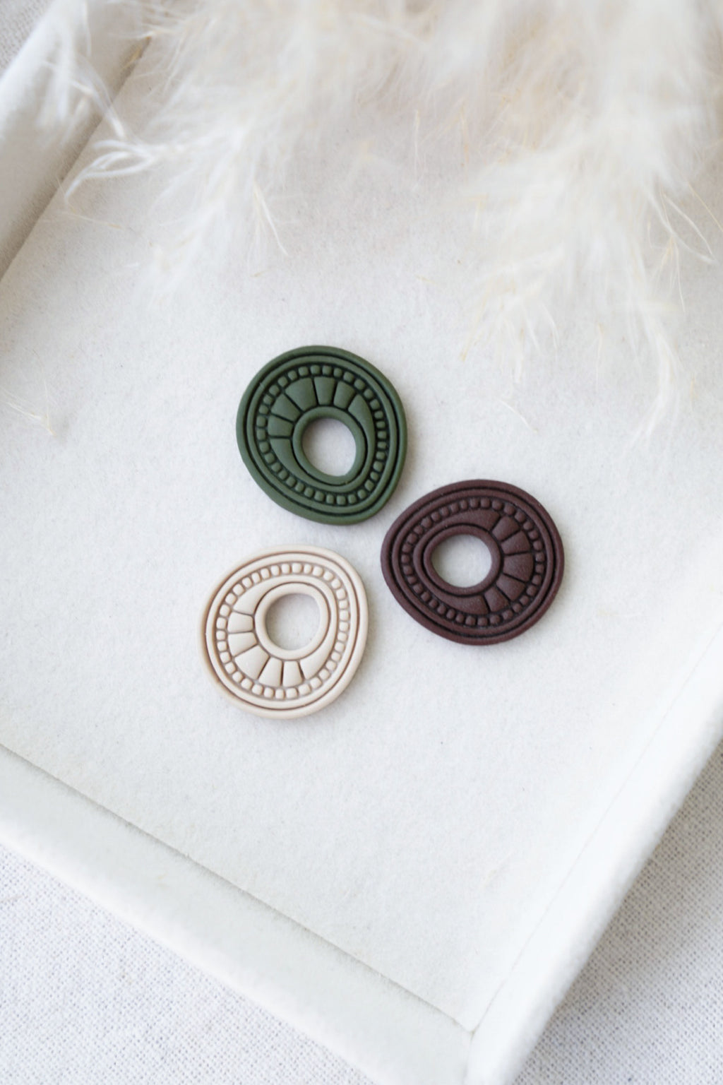 Charms étnicos en color beige, hecho a. mano con arcilla polimérica, muy ligero y de inspiración otoñal
