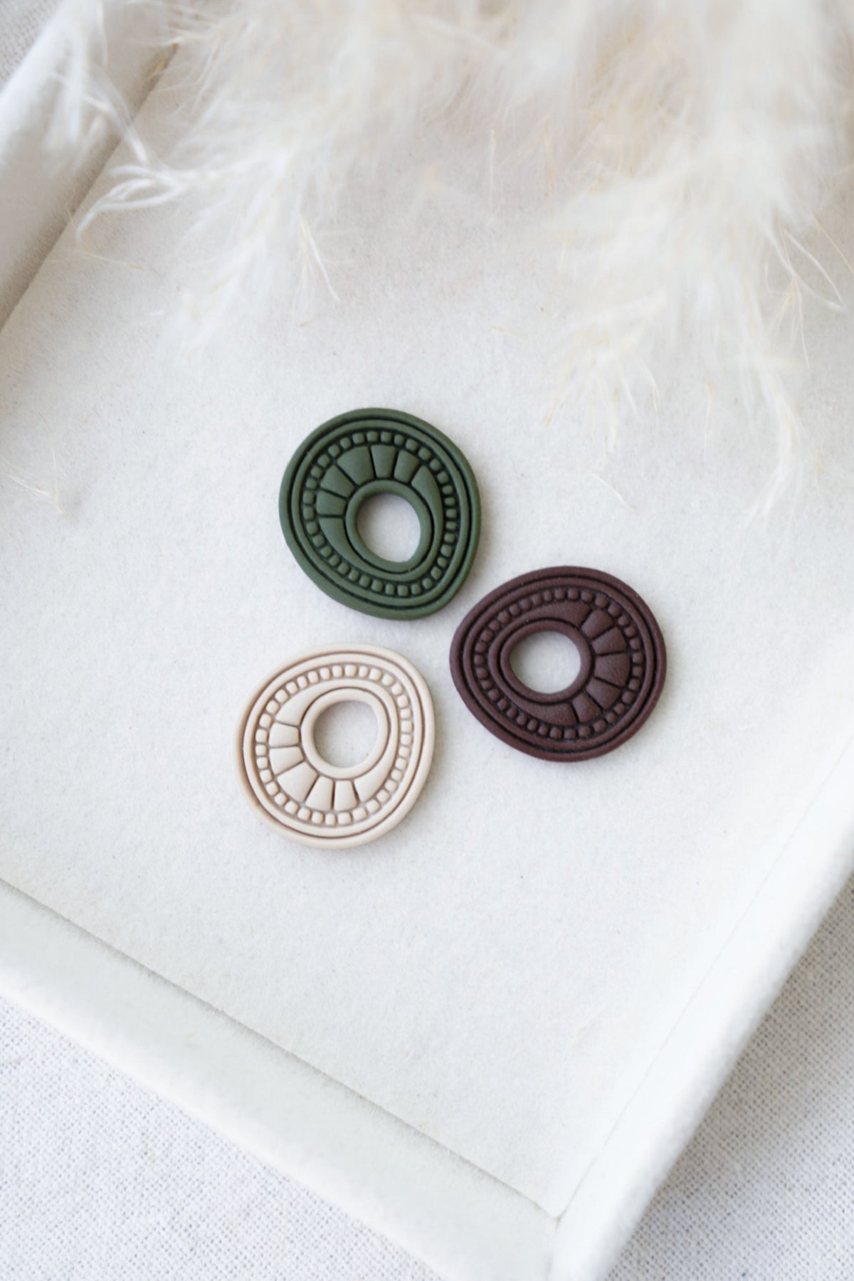 Charms étnicos en color beige, hecho a. mano con arcilla polimérica, muy ligero y de inspiración otoñal