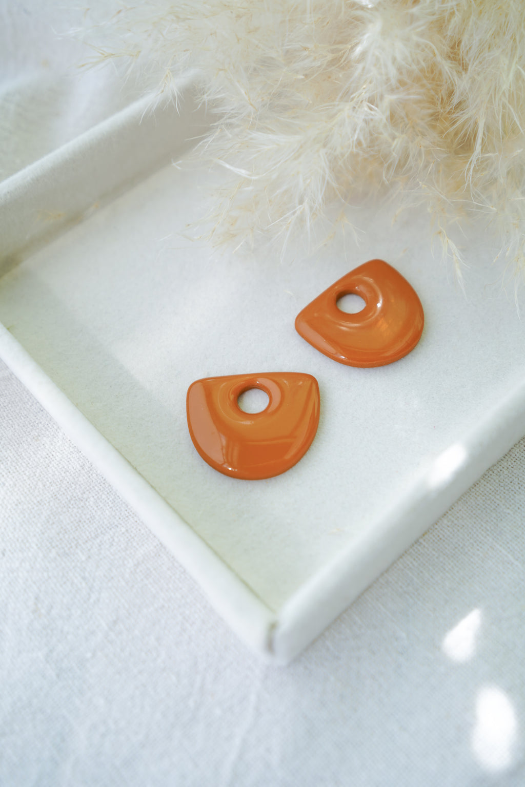 Charm otoñal, hecho a mano, en color naranja quemado