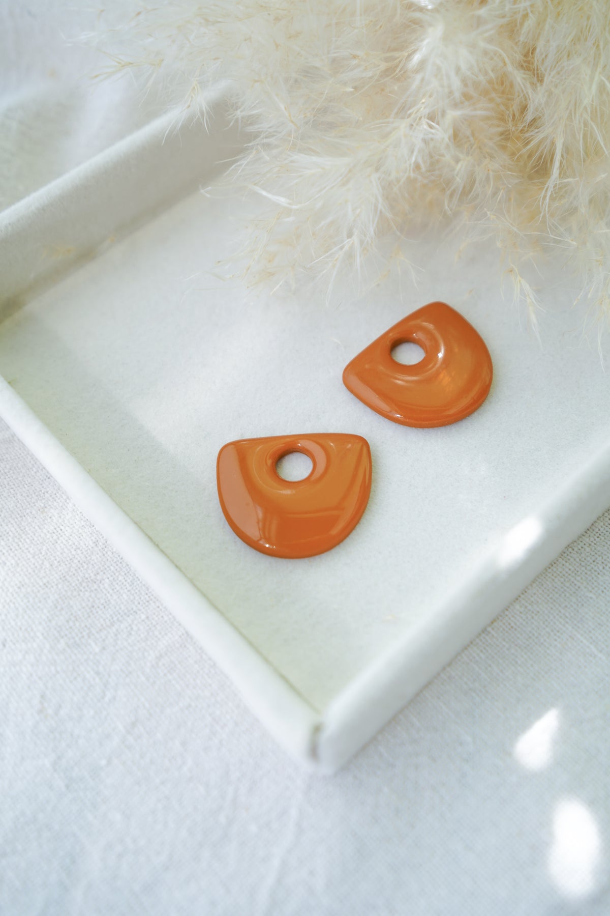 Charm otoñal, hecho a mano, en color naranja quemado