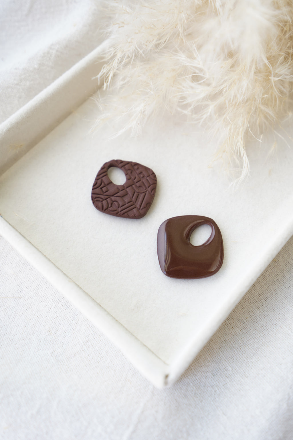 Charm estampado artesanía mexicana hecho a mano en Galicia, en color marrón chocolate