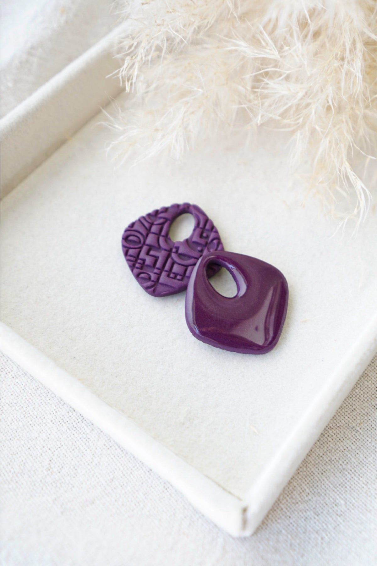 Charm estampado artesanía mexicana hecho a mano en Galicia, en color berenjena