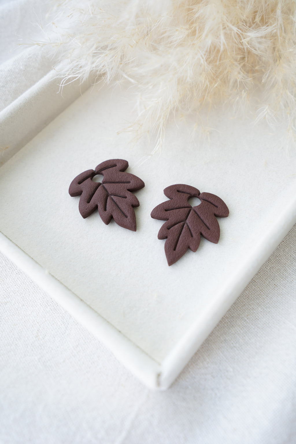 Charm hoja otoñal, hecho a mano con arcilla polimérica, en color marrón chocolate