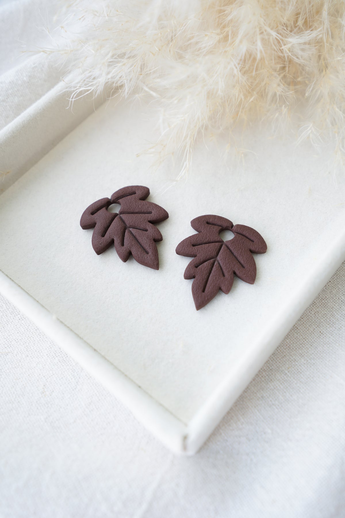 Charm hoja otoñal, hecho a mano con arcilla polimérica, en color marrón chocolate