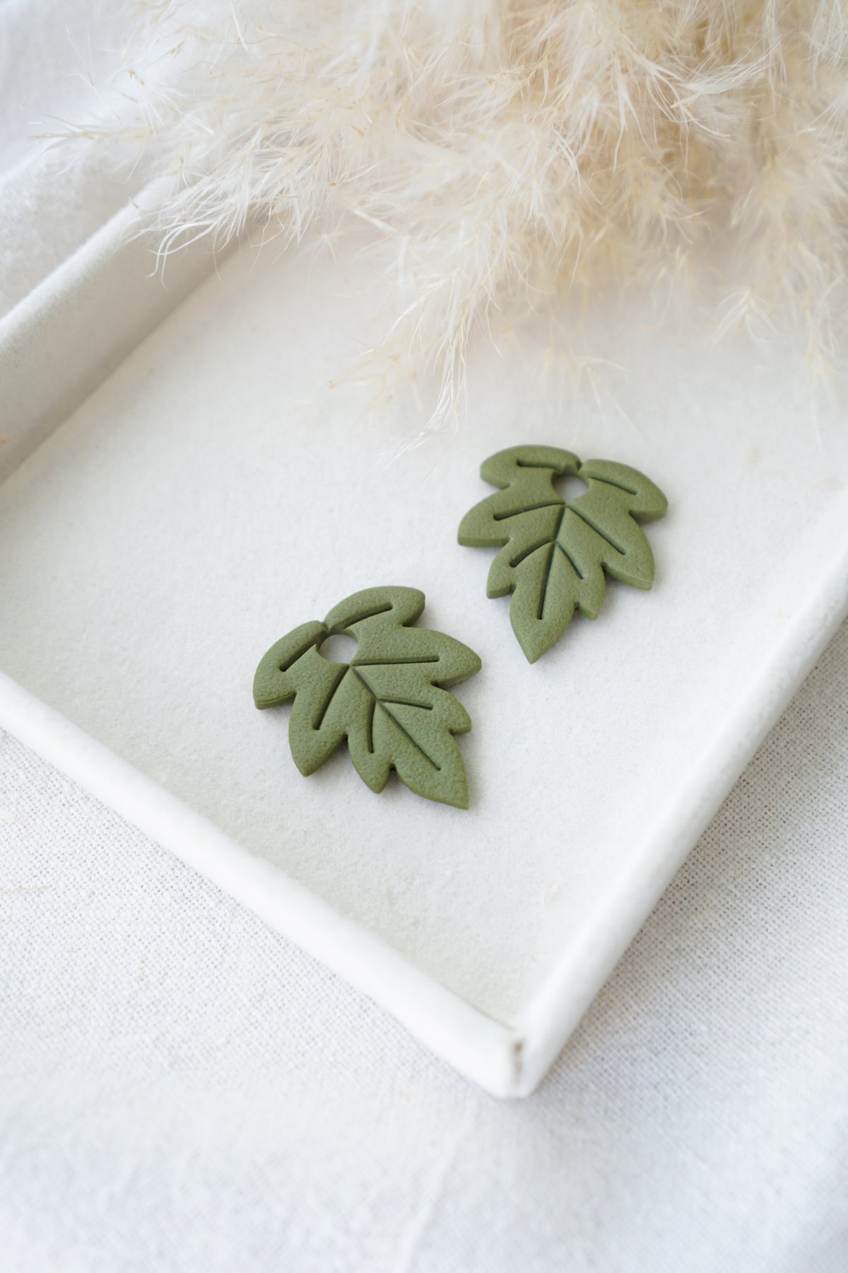 Charm hoja otoñal, hecho a mano con arcilla polimérica, en color verde oliva