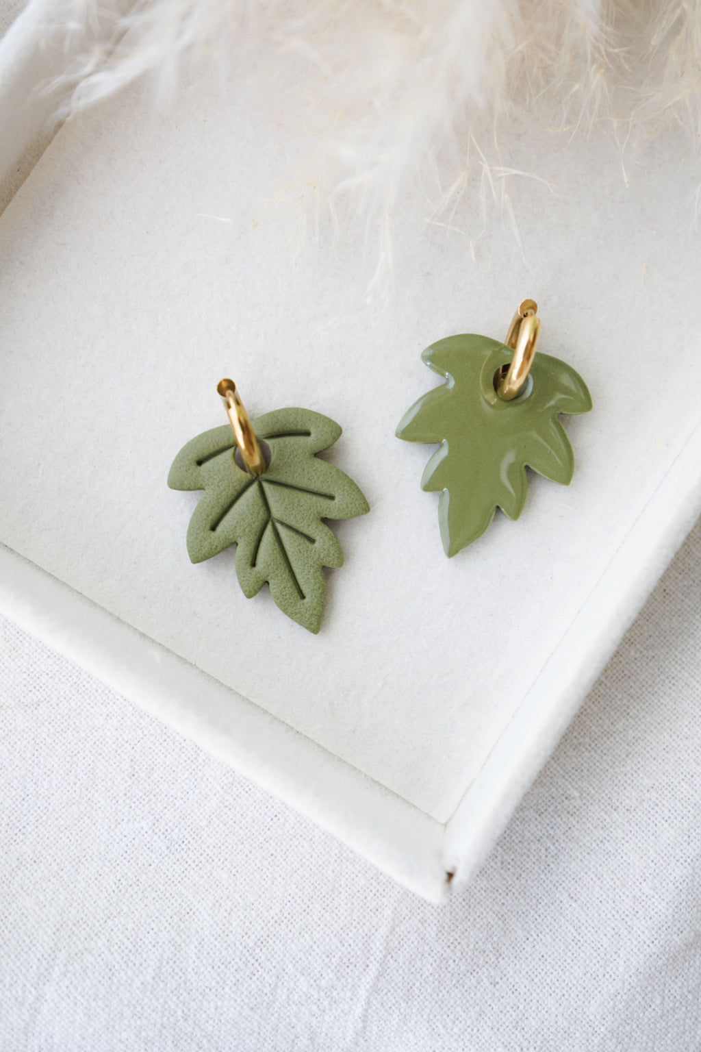 Pendientes hoja otoñal, hecho a mano con arcilla polimérica, en color verde oliva