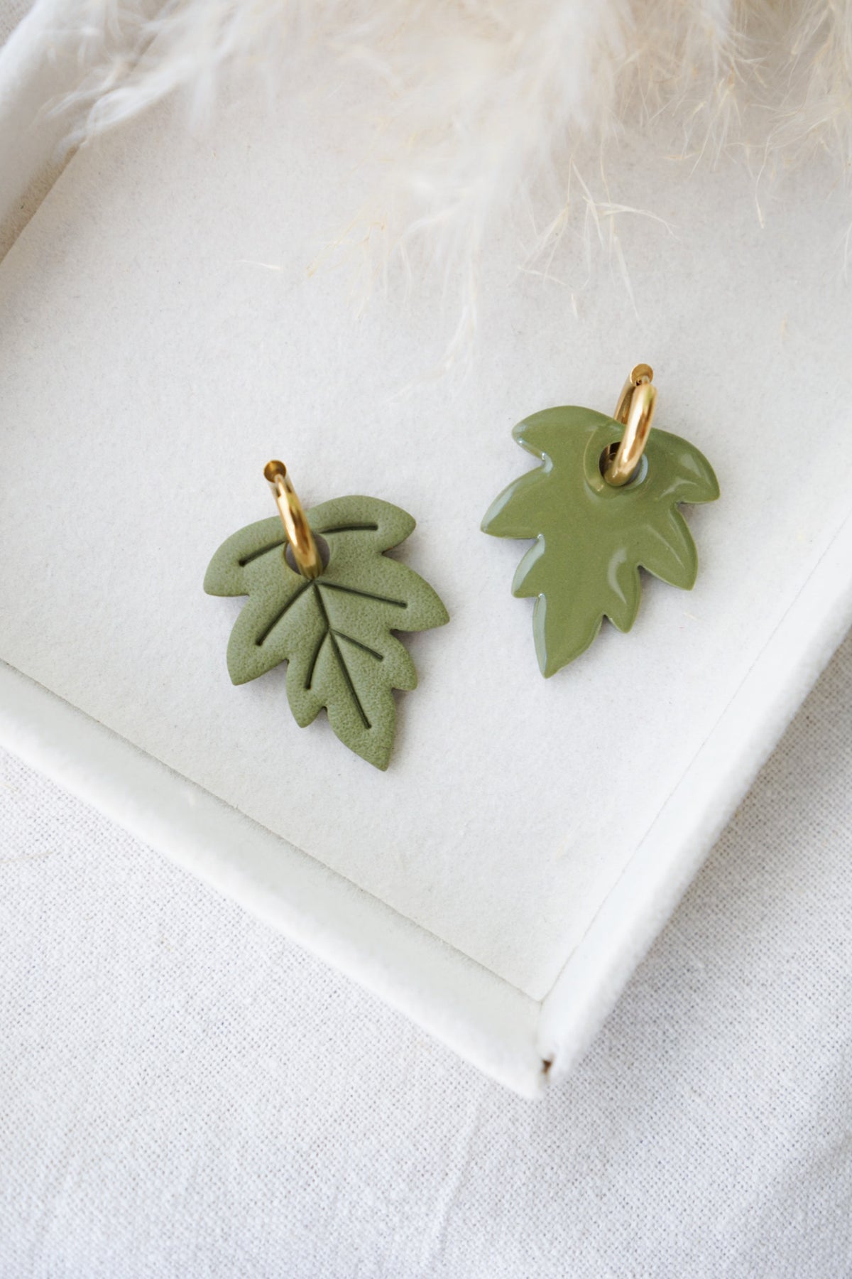 Pendientes hoja otoñal, hecho a mano con arcilla polimérica, en color verde oliva