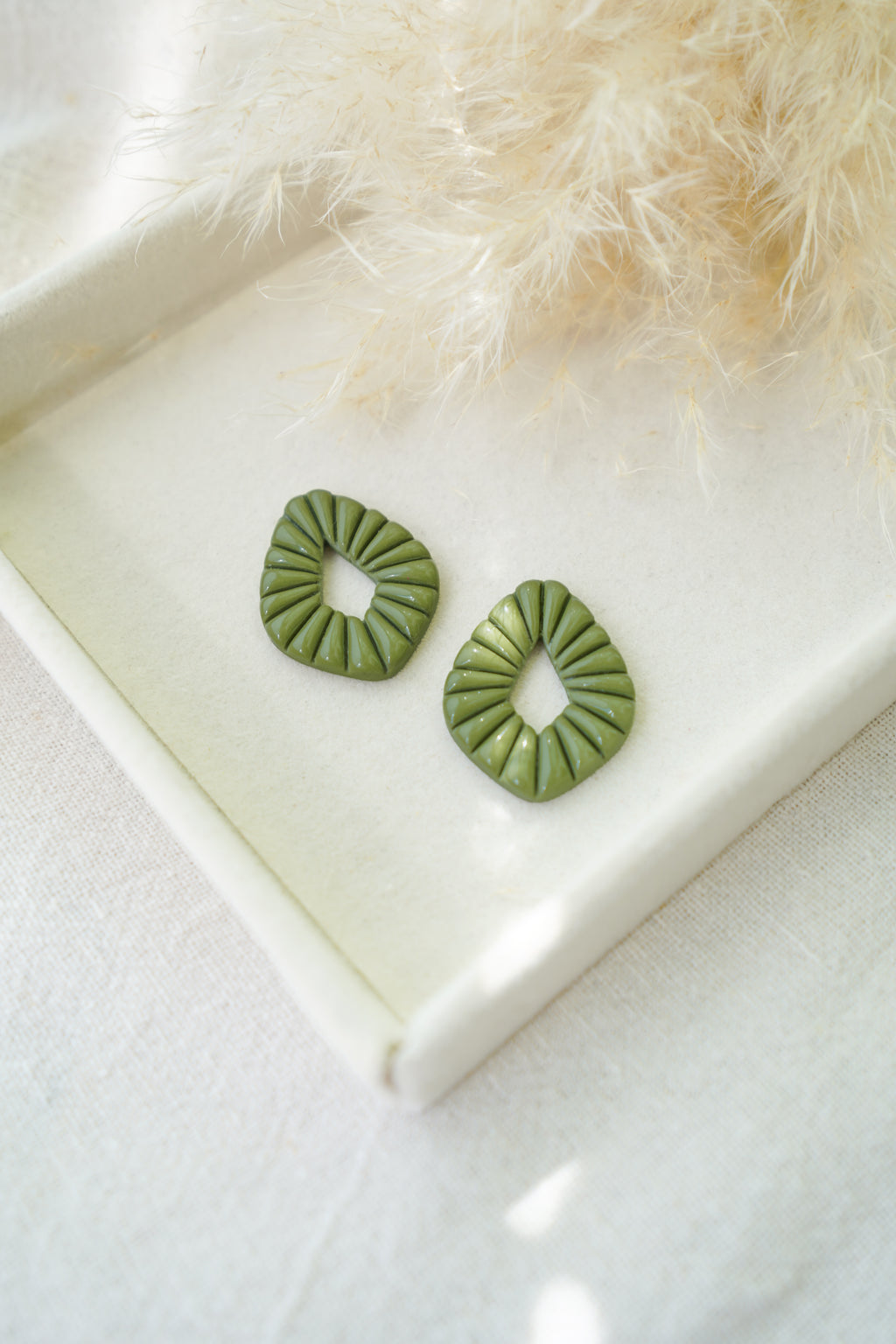 Charm verde oliva hecho a mano en arcilla polimérica brillante