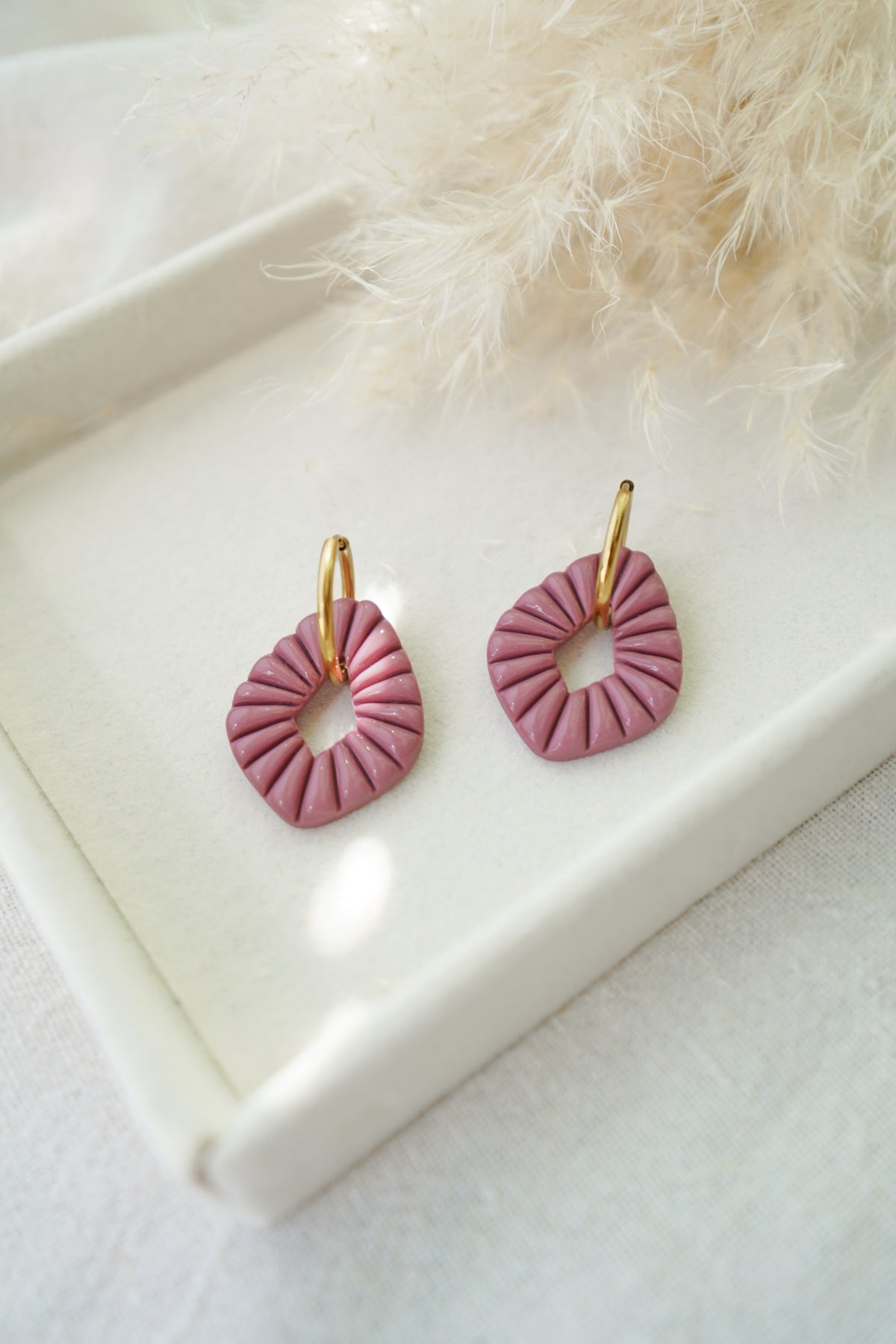 Pendientes rosa empolvado hecho a mano en arcilla polimérica brillante