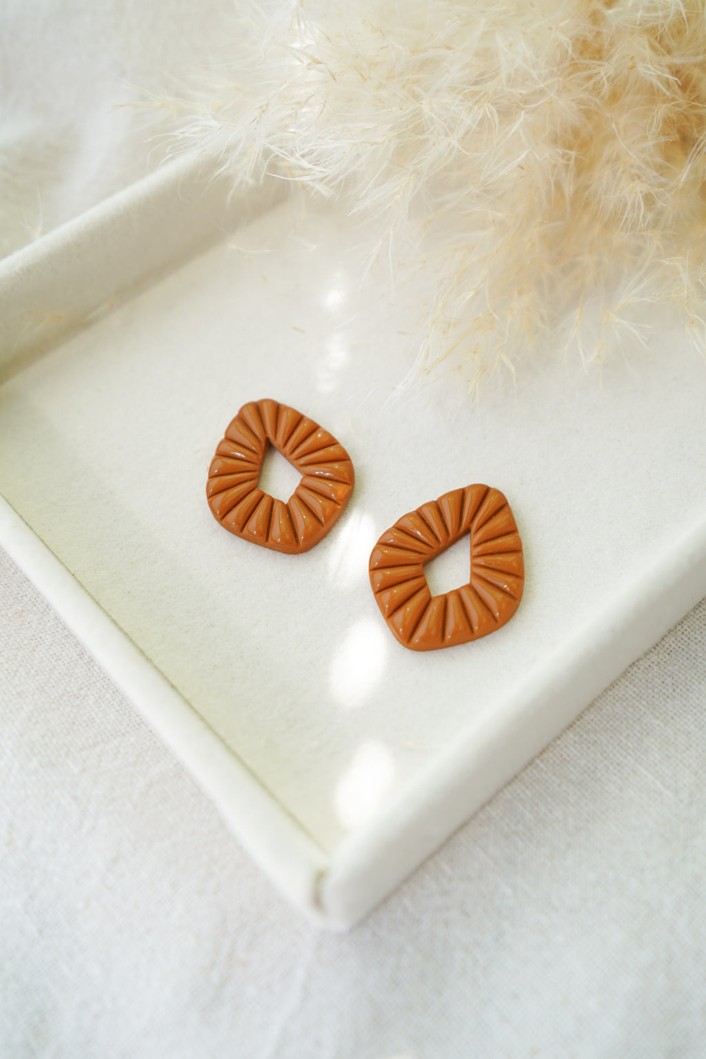 Charm naranja quemado hecho a mano en arcilla polimérica brillante