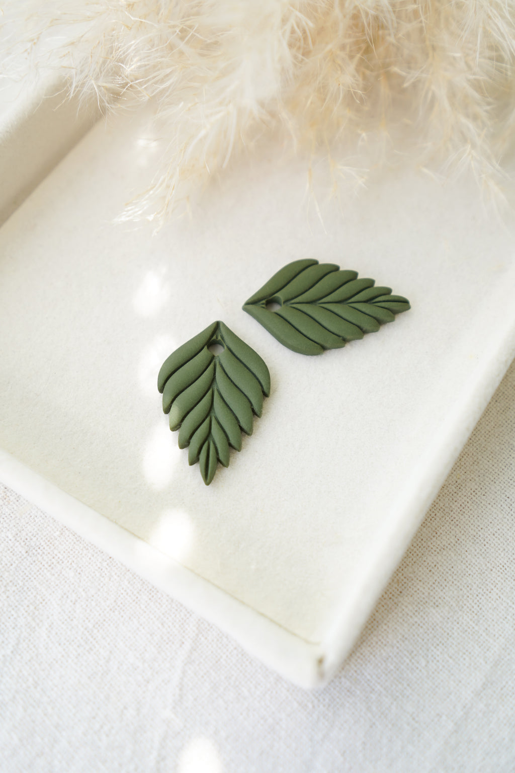 Charm con forma de hoja en colores otoñales