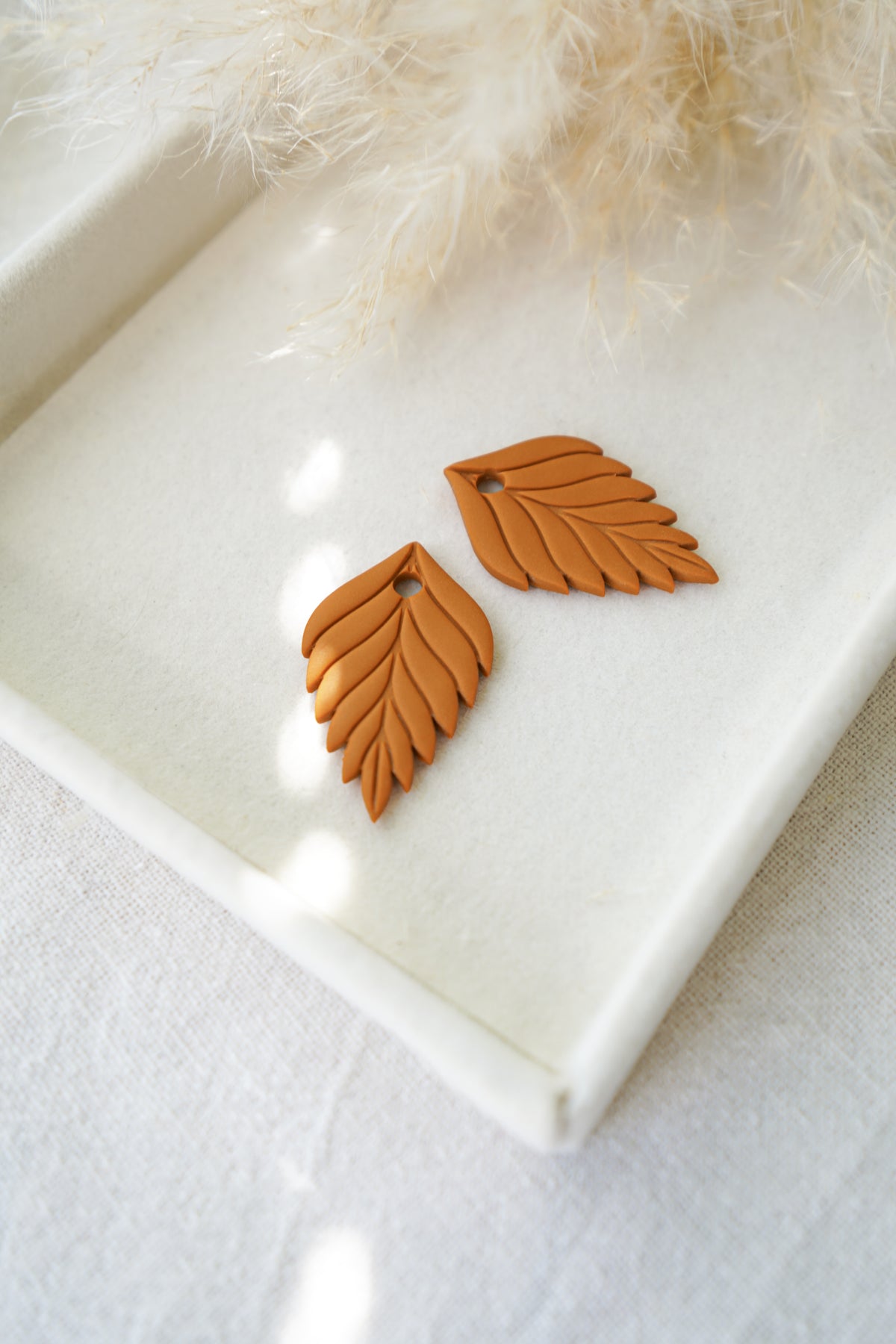 Charm con forma de hoja en colores otoñales