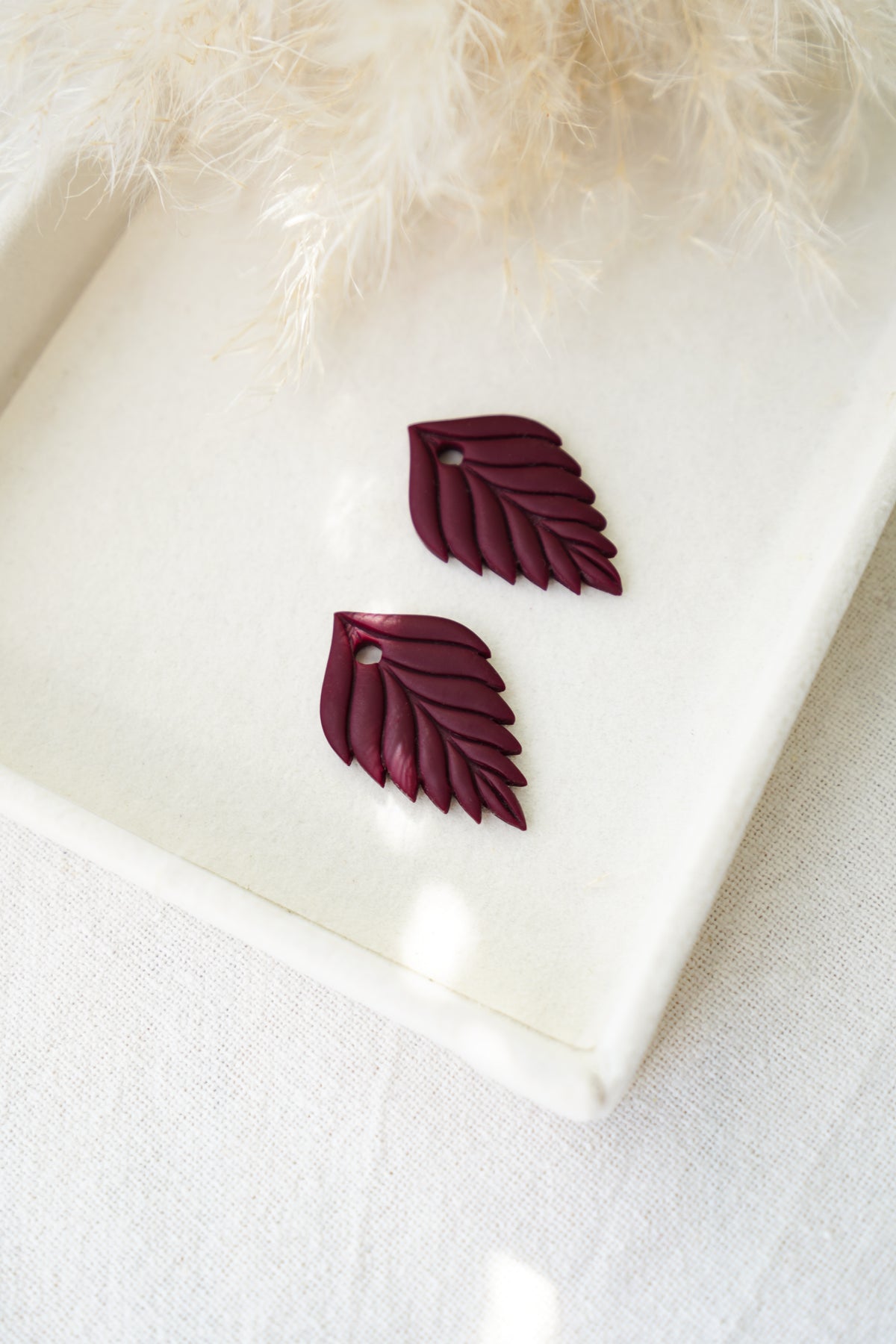 Charm con forma de hoja en colores otoñales