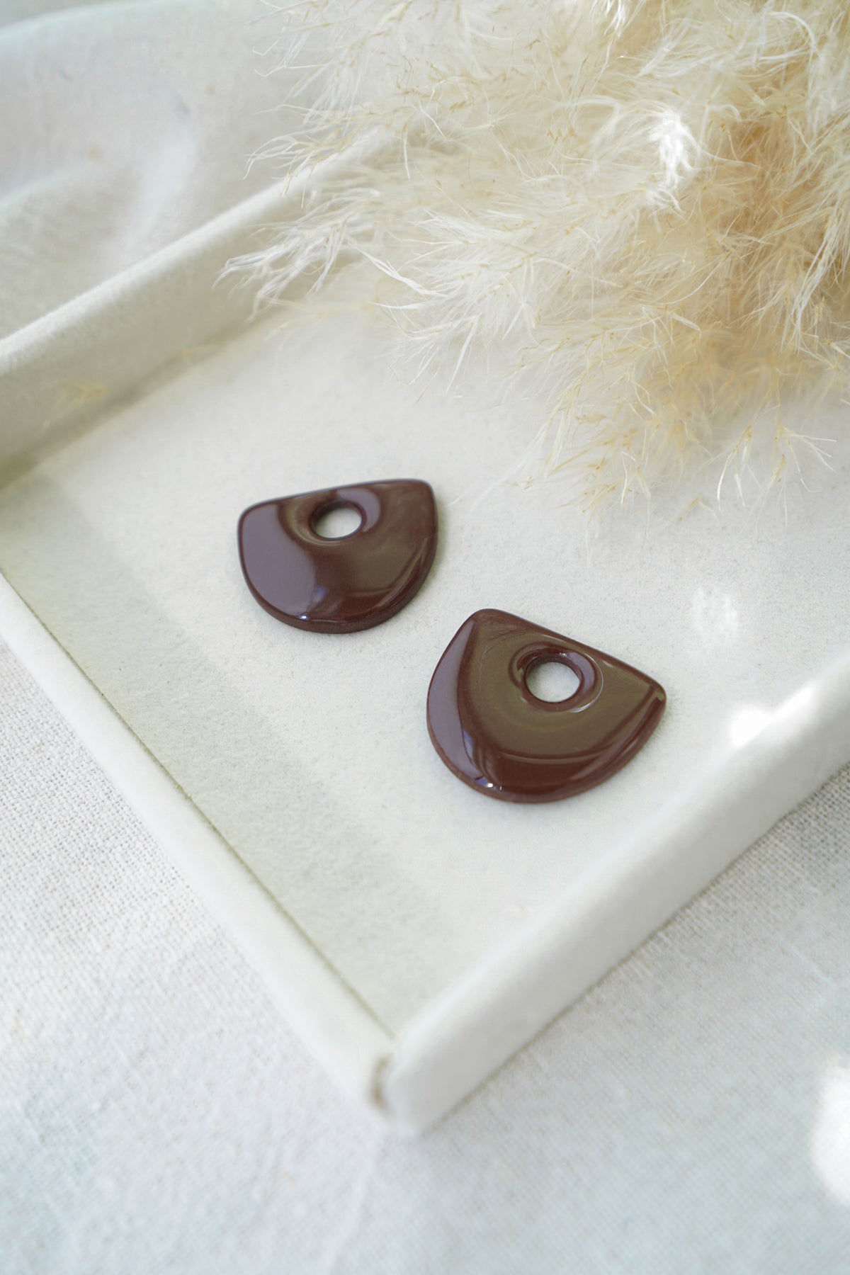 Charm otoñal, hecho a mano, en color marrón chocolate