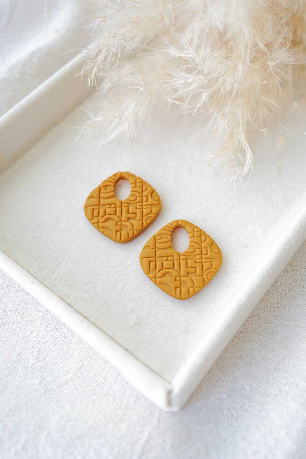 Charm estampado artesanía mexicana hecho a mano en Galicia, en color mostaza