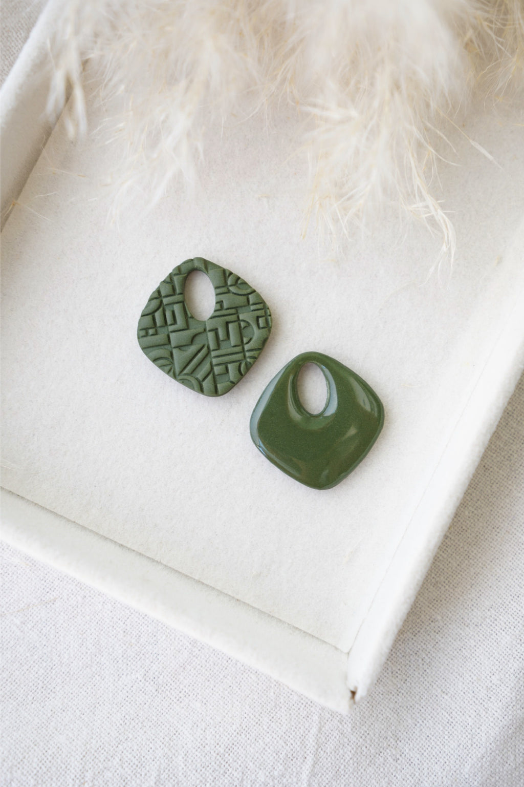 Charm estampado artesanía mexicana hecho a mano en Galicia, en color verde oliva
