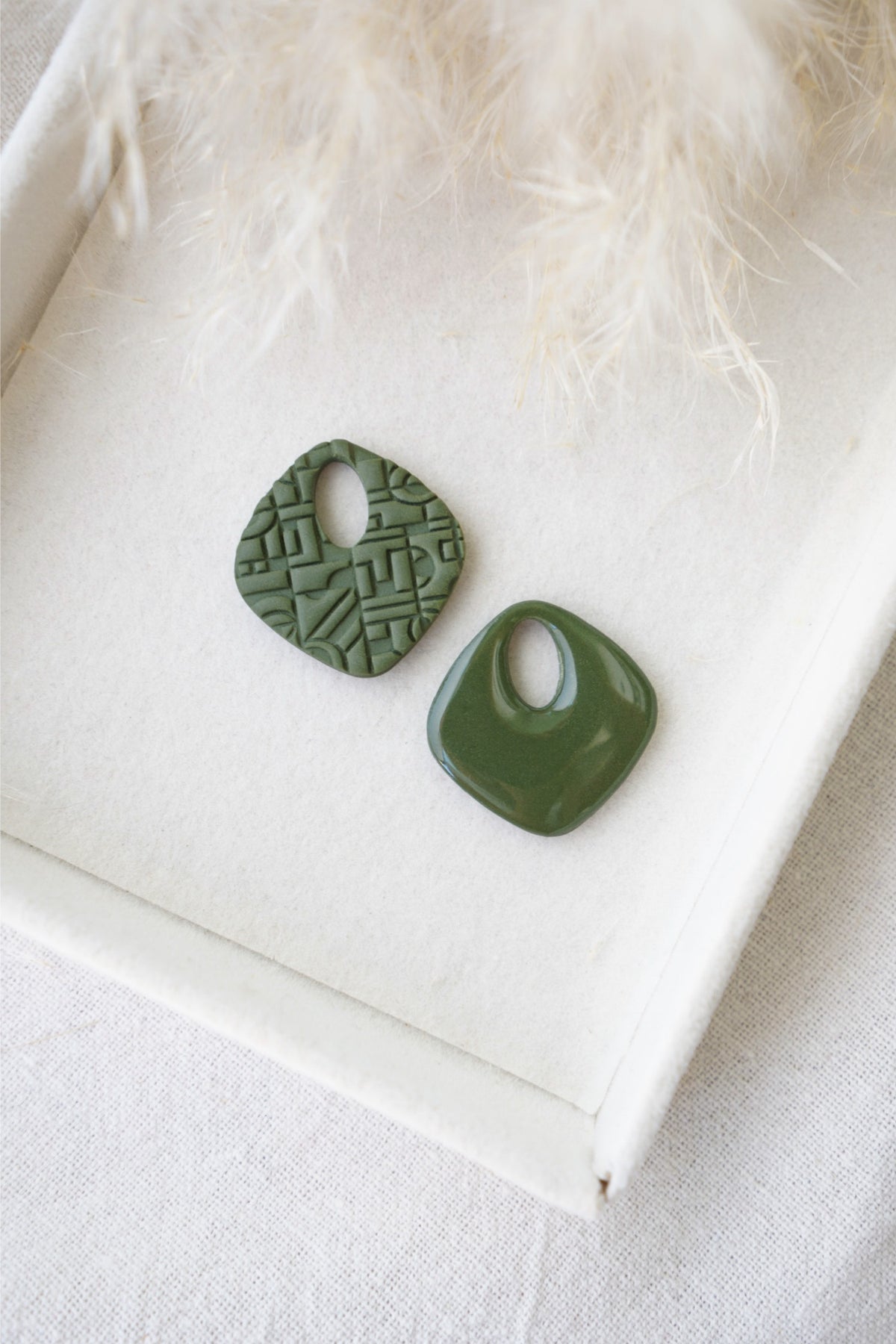 Charm estampado artesanía mexicana hecho a mano en Galicia, en color verde oliva