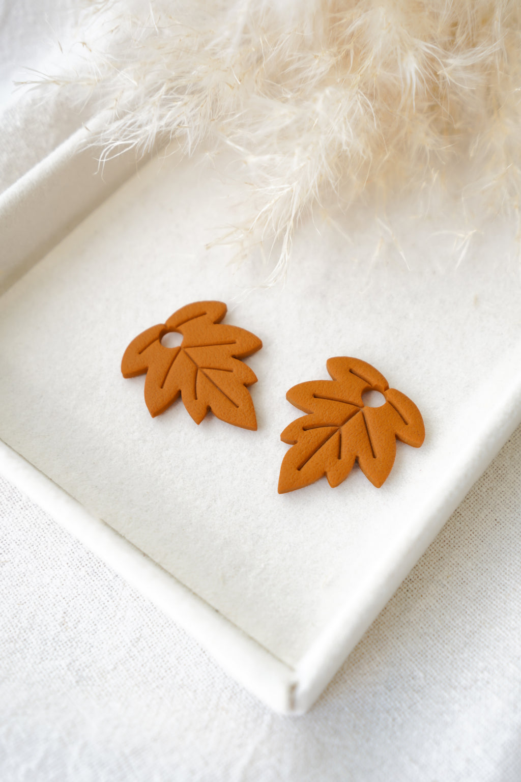 Charm hoja otoñal, hecho a mano con arcilla polimérica, en color naranja quemado