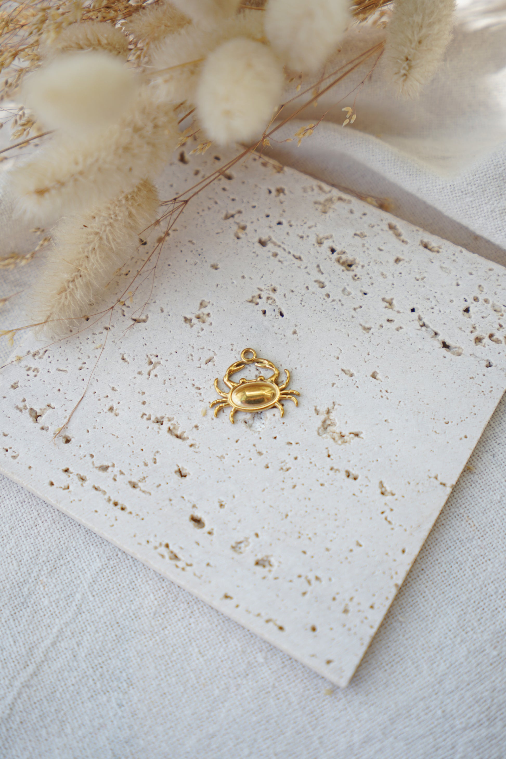 Charm cangrejo dorado