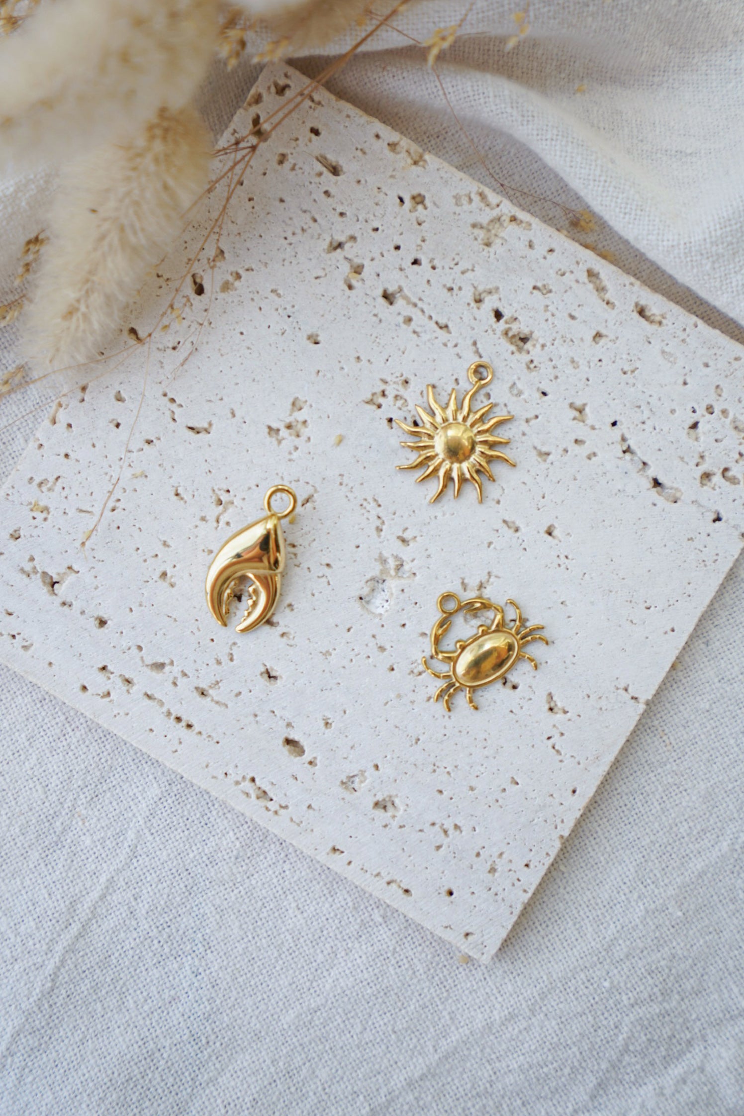 Charms de verano en acero dorado
