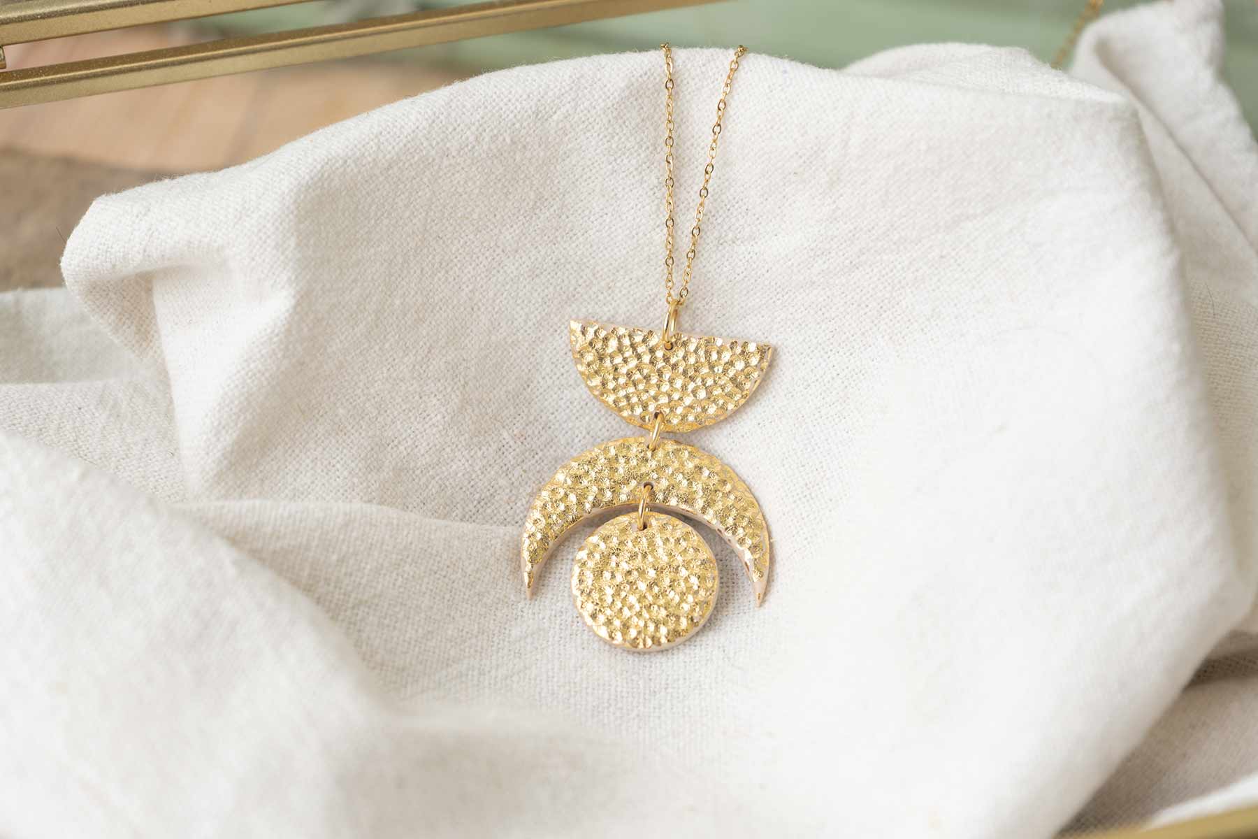 Colgante geométrico pan de oro
