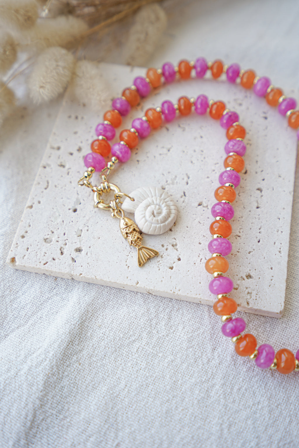 Collar naranja y fucsia