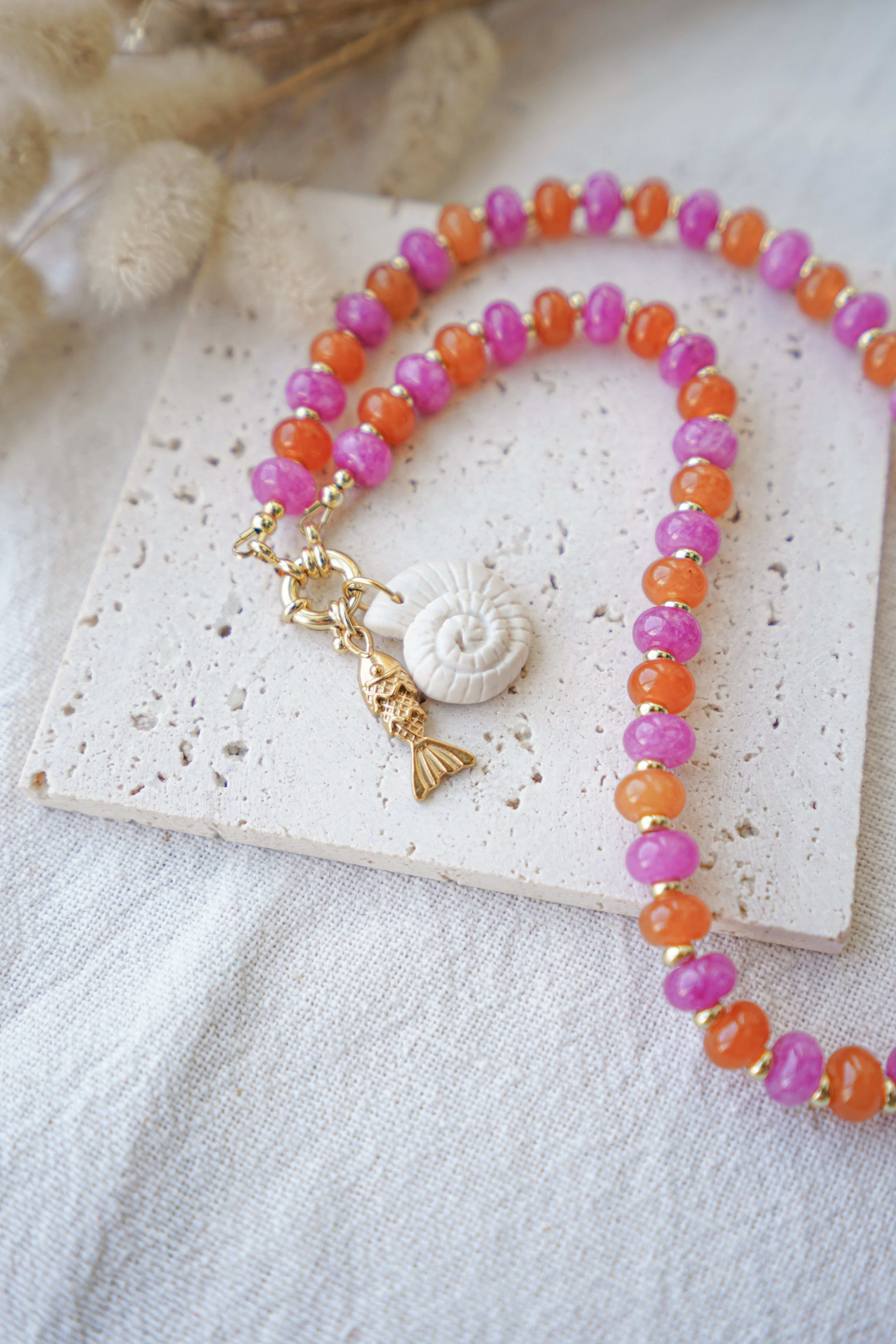 Collar naranja y fucsia