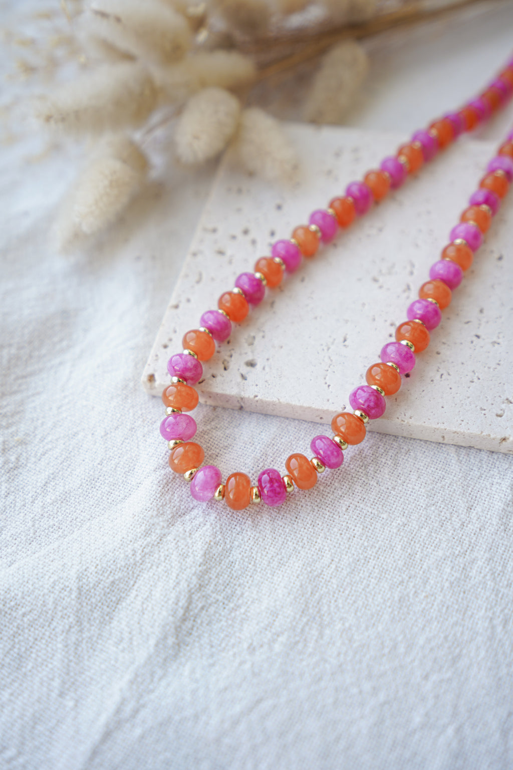 Collar rosa y naranja